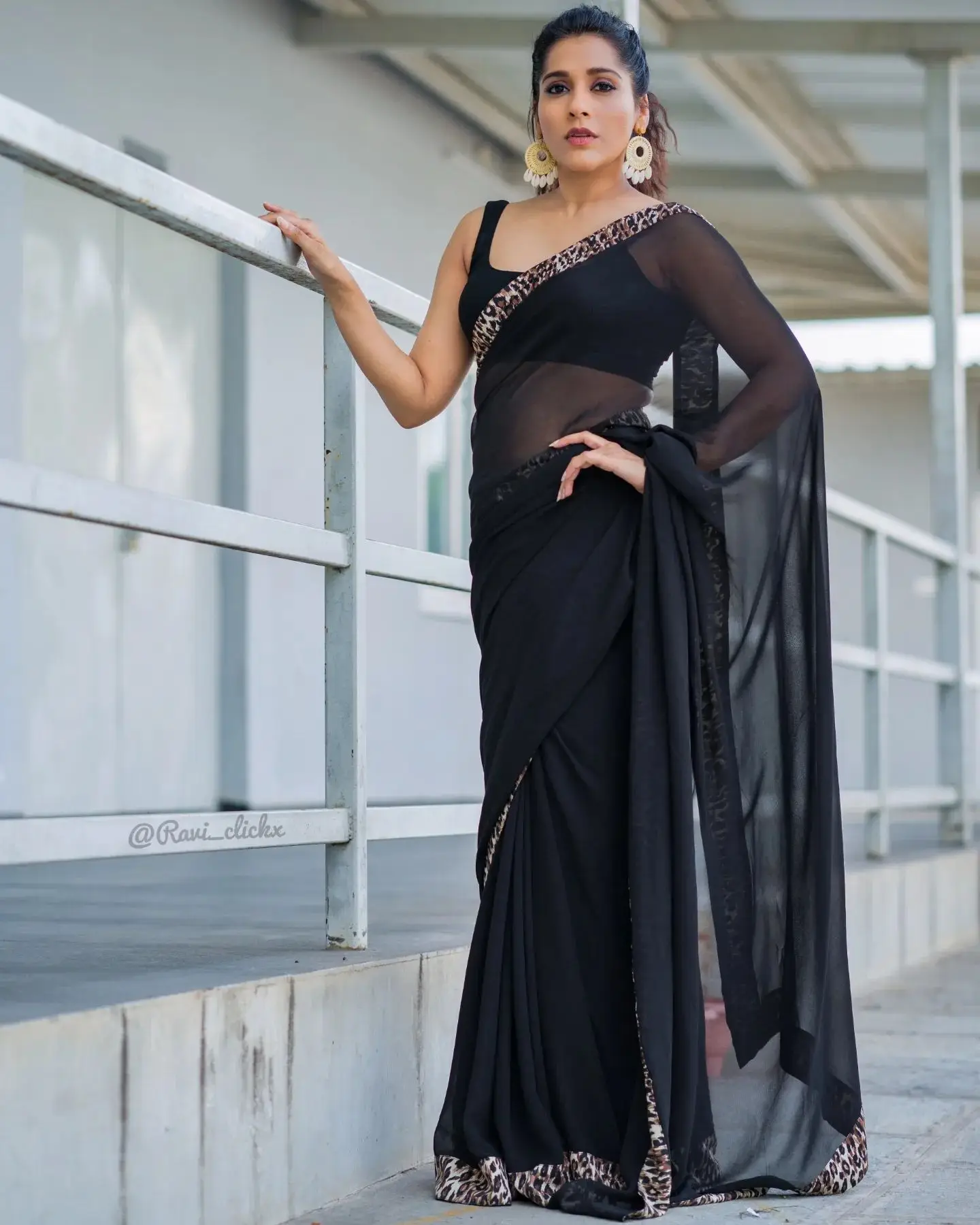 INDIAN TV ACTRESS RASHMI GAUTAM IN BLACK SAREE SLEEVELESS BLOUSE 2